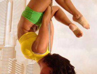 Dejate llevar con ritmo latino aprendiendo pole dancing en Venezuela  - Lotus Pole Dance Valencia