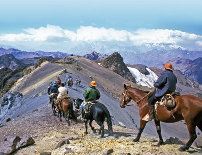 Cascada De Las Animas-Cabalgata en el interior de la Cordillera de los Andes en Chile 