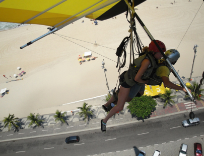 Estilo Voo Livre-Parapente Biplaza sobre los paisajes y playa de Rio de Janeiro