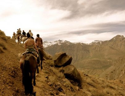 Cascada De Las Animas-Cabalgata en el interior de la Cordillera de los Andes en Chile 