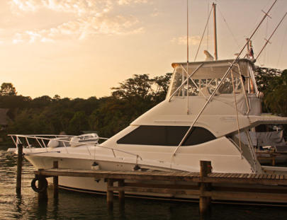 Catamarán Island Hotel-Elegancia y relax en el verde esmeralda Río Dulce