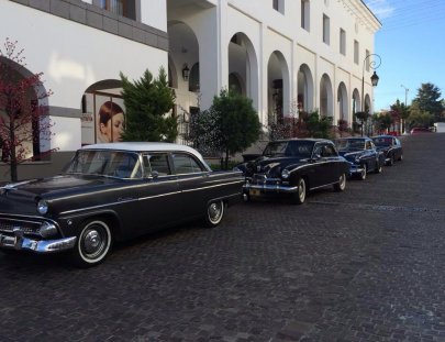 Delta Motors-Paseo romántico en clásico Ford`55 por la ciudad de Guatemala