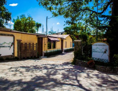 Hotel Jardines Del Lago-¡1 noche en Panajachel + disfruta de moto acuatica o kayak!