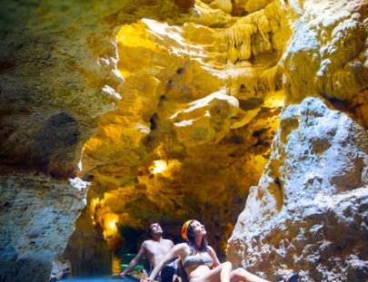 Xplor-Recorre ríos subterráneos y grutas en balsa.
