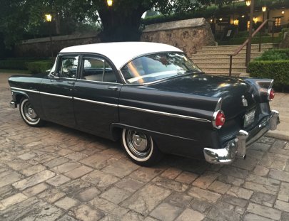 Delta Motors-Recorre Antigua en este paseo en un Ford clásico '50s