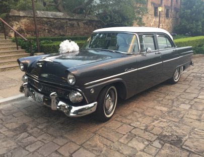 Delta Motors-Recorre Antigua en este paseo en un Ford clásico '50s