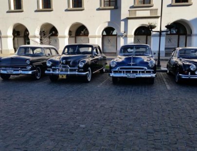 Delta Motors-Paseo romántico en clásico Ford`55 por la ciudad de Guatemala