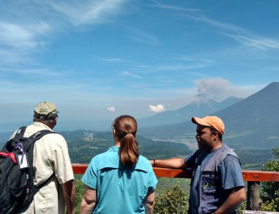 Guatemalan Adventure-¡1/2 día de excursión al Volcán de Pacaya!