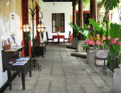 Hospédate con una majestuosa vista hacia los volcanes en Antigua - Hotel Casa Noble