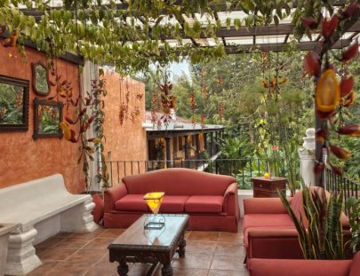 Disfruta tu estadia en lo que fue una finca de café en la Antigua Guatemala - Hotel Las Farolas 