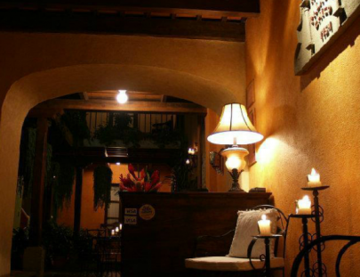 Acomódate en un bello hotel en un área histórica de Antigua - Hotel Palacio Chico