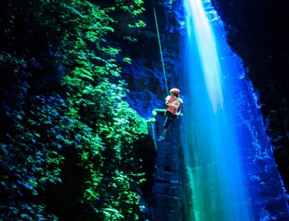 Ktalyst-Dos descensos de rappel nocturno sobre una catarata de 42 metros 