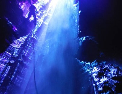 Ktalyst-Dos descensos de rappel nocturno sobre una catarata de 42 metros 