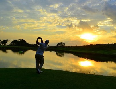 Juega golf en el espectacular campo Fuego Maya - La Reunión Golf Resort  & Residences