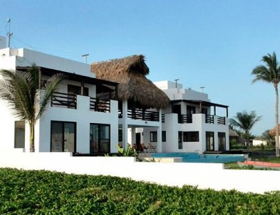 Vacaciones en arena negra formada por 30 volcanes - Maya Jade Resort