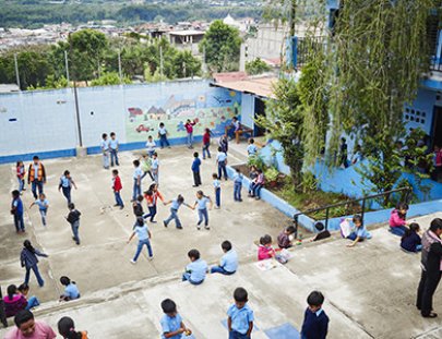 Niños De Guatemala-Conoce un taller de restauración de buses,  taller de carpintería y visita un proyecto educativo 