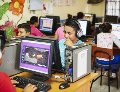 Niños De Guatemala-Conoce un taller de restauración de buses,  taller de carpintería y visita un proyecto educativo 