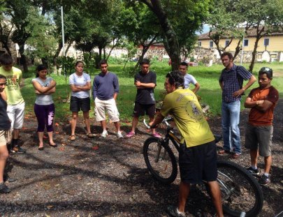 Bicitour por una finca de café, museo de textiles y jade en el valle de Antigua - Old Town Outfitters