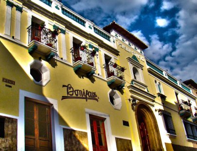 Hospedaje Frente al Parque Central de Quetzaltenango - Pensión Bonifaz