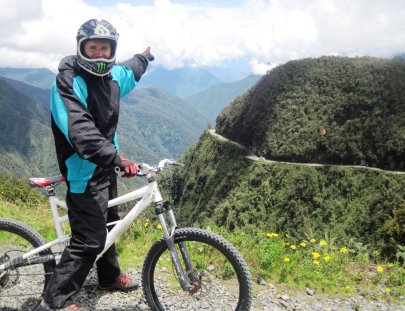 Maneja un mountain bike en la Ruta Más peligrosa del Mundo - Mayhem Adventures