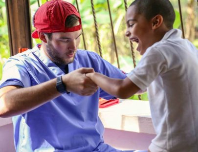 Students International-Voluntariado de desarollo comunitario en sitio de ministerio