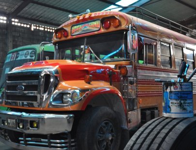 Conoce un taller de restauración de buses,  taller de carpintería y visita un proyecto educativo  - Niños de Guatemala