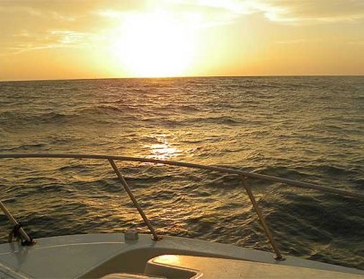 Pacífico Adventures-Tour del atardecer con champagne en un yate privado