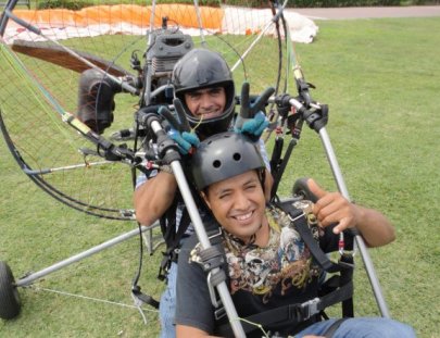 Action Valley-Paratrikes sobre los Malecones de la costa verde de Lima