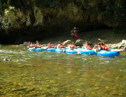 Adventours Belize-Tubing en Las Cuevas de La Ciudad de Belize
