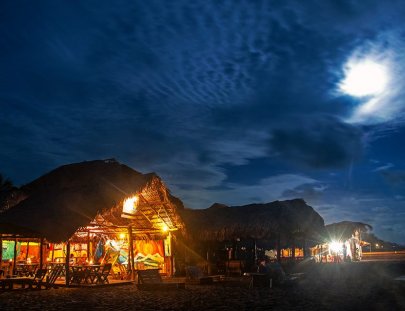Un hotel junto al mar en una playa de arena negro - Hotel El Delfín