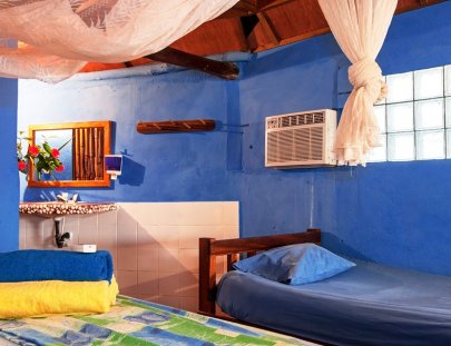 Hotel El Delfín-Un hotel junto al mar en una playa de arena negro