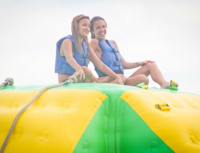 Salta al agua y disfruta de los juegos de aqua park - Splash Aqua park