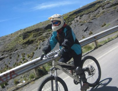 Mayhem Adventures-Maneja un mountain bike en la Ruta Más peligrosa del Mundo