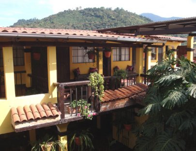 Hotel Camelias Inn-Gran pequeño hotel ubicado en el corazón de la Antigua Guatemala