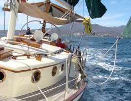 Ada Sailing-Aventura de Snorkel y Vela en un Queche de Lujo