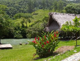 Un bello Ecohotel en Alta Verapaz con vistas impresionantes - El Retiro Lodge