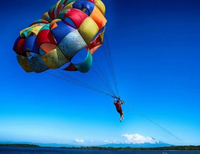 El Salvador Adventure-Aventura de parapente sobre el lago Coatepeque