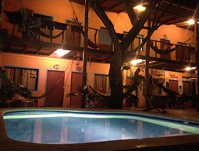 Hospedaje Tropical y rompe las olas Surfeando en playa El Tunco - La Sombra