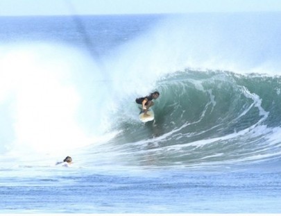 La Sombra-Hospedaje Tropical y rompe las olas Surfeando en playa El Tunco
