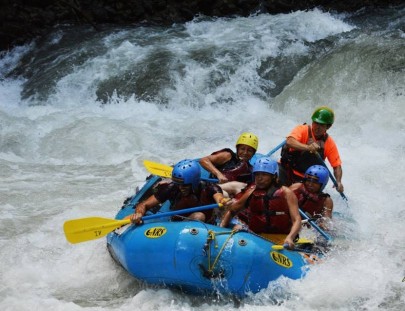 Aguas Bravas Rafting-Rafting en el Rio Chirripo Classe 3