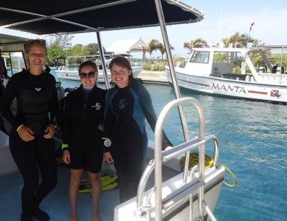 Barefoot Divers-Bucea como un profesional en las aguas cristalinas de Roatán