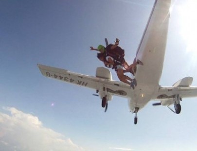Paracaidismo en un Cielo Azul y despejado en La Ciudad de Bogota - Sky Dive Colombia La Casa