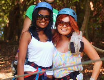 Clipnzip-Deslizate por el bosque a travez de las montañas 