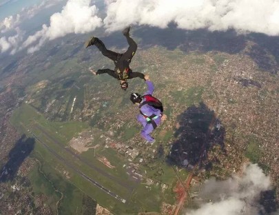 Experimenta y aprende  del paracaidismo sobre los cielos en  Paraguay - SkyDive Sin Limites