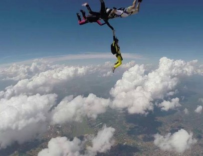 Skydive Sin Limites-Experimenta y aprende  del paracaidismo sobre los cielos en  Paraguay